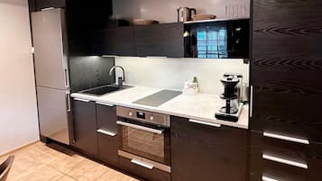 Frigorifero, microonde, lavastoviglie, pentole/stoviglie/utensili