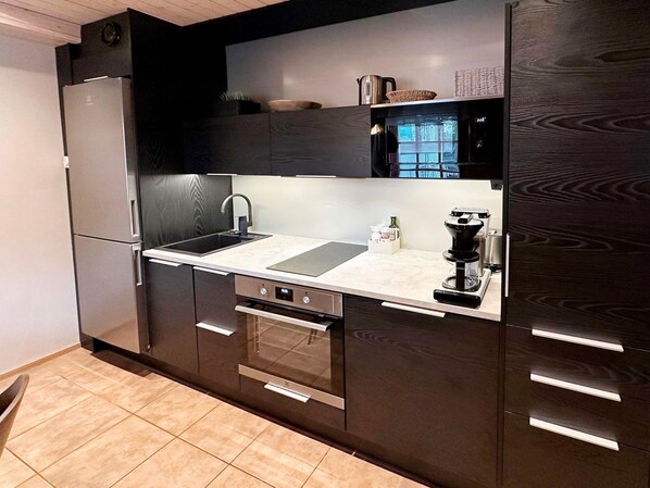 Refrigerador, microondas, lavavajillas y utensilios de cocina 