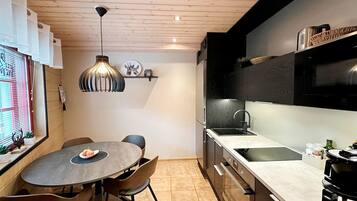 Frigorifero, microonde, lavastoviglie, pentole/stoviglie/utensili