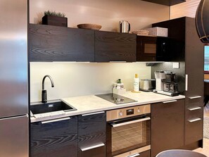 Køleskab, mikrobølgeovn, opvaskemaskine, køkkentøj/tallerkener/redskaber