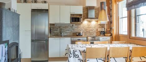 Kühlschrank, Mikrowelle, Geschirrspüler, Kochgeschirr/Geschirr/Besteck