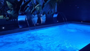 Una piscina cubierta, una piscina al aire libre