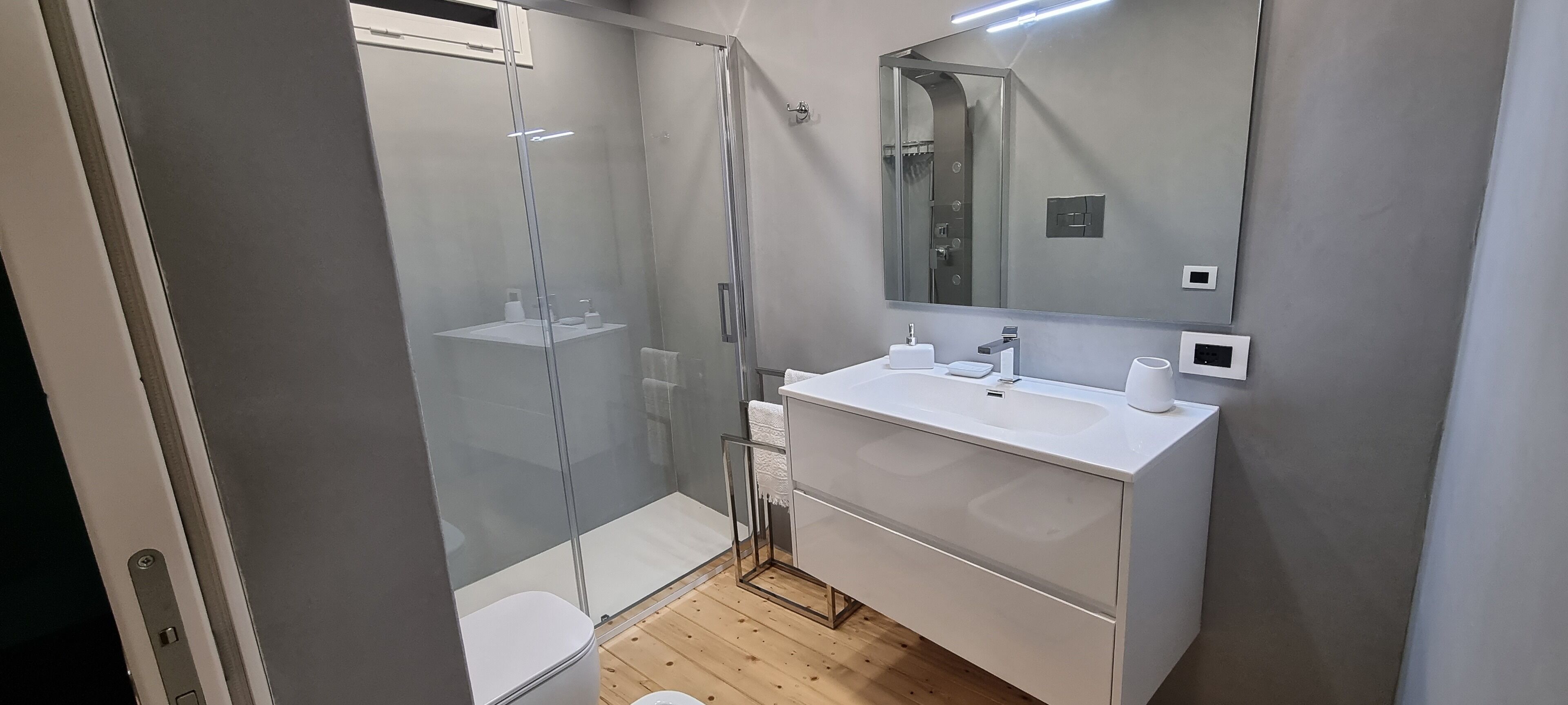 Een douche, een haardroger, een bidet, handdoeken