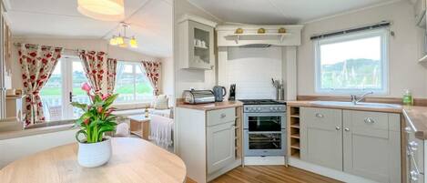 Chalet | Private kitchen | Fridge, microwave, oven, stovetop