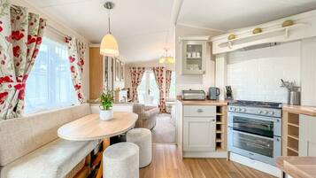 Chalet | Private kitchen | Fridge, microwave, oven, stovetop