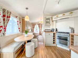 Chalet | Privékeuken | Een koelkast, een microgolfoven, een oven, een kookplaat
