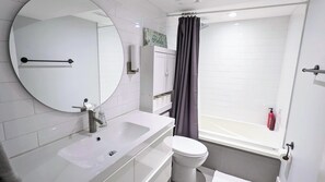 Sèche-cheveux, serviettes fournies, savon, shampoing