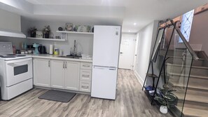 Refrigerador, microondas, horno y parrilla de estufa