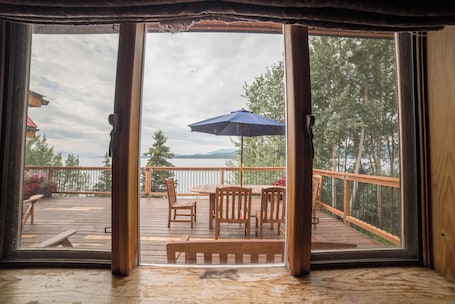 Classic Room | Bed sheets. Inn On The Lake
