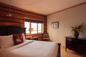 Presidential Apartment | Bed sheets - Inn On The Lake (Marsh Lake)