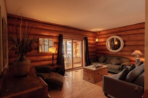 Presidential Apartment | Bed sheets - Inn On The Lake (Marsh Lake)