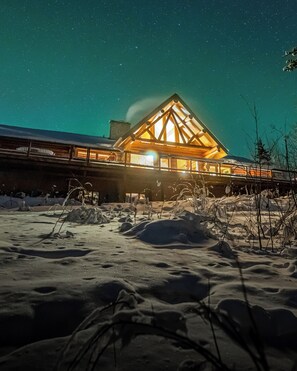 Exterior - Inn On The Lake (Marsh Lake)