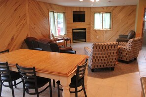 Deluxe Cabin | Living area | LCD TV - Ship's Wheel Resort (Baudette)