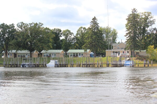 Ship's Wheel Resort - Zippel Bay State Park, Williams