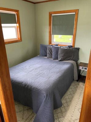 Economy Cabin | Bed sheets - Ship's Wheel Resort (Baudette)