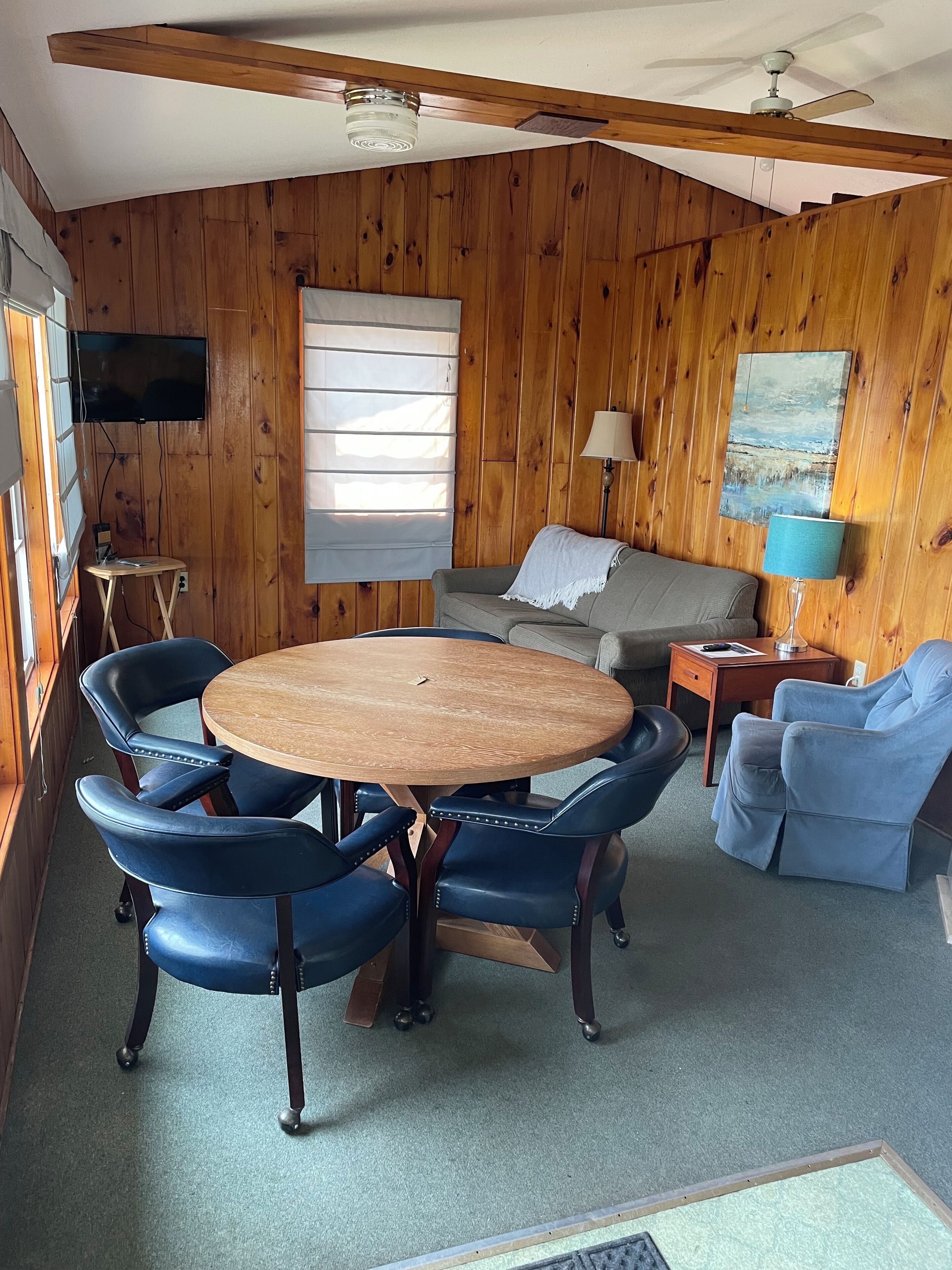 Basic Cabin | Living area