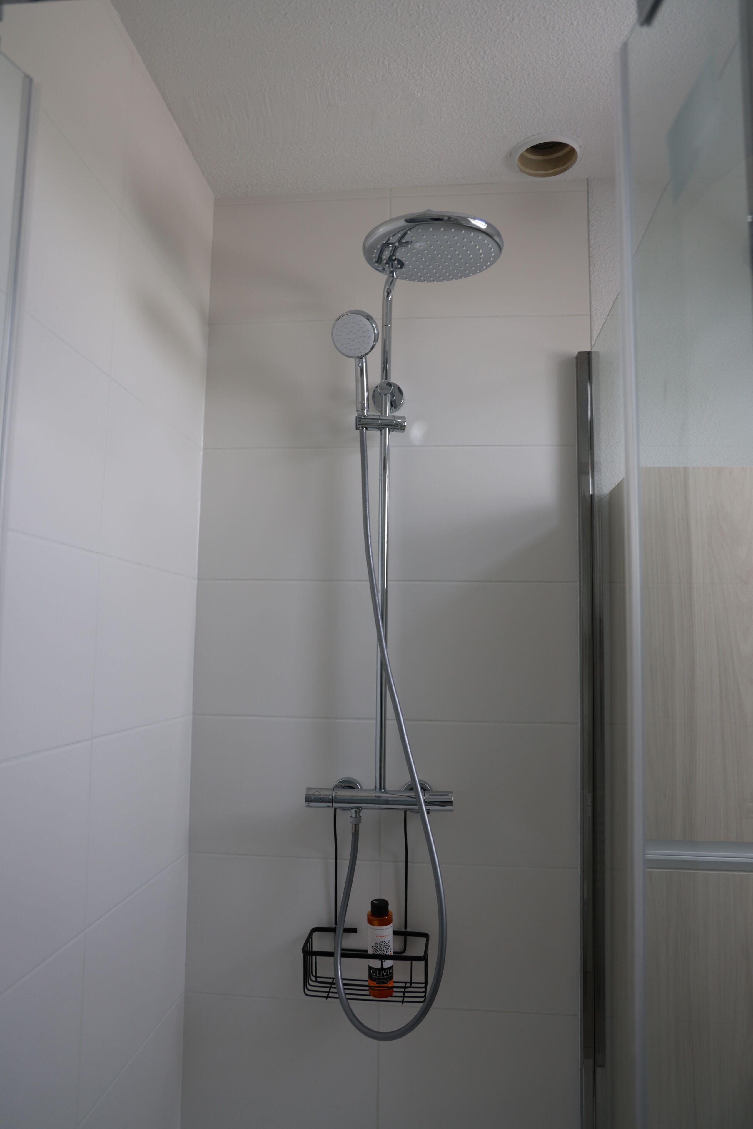 Douche, sèche-cheveux, serviettes fournies, savon