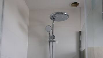 Douche, sĂšche-cheveux, serviettes fournies, savon