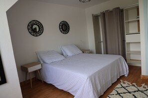 2 bedrooms, iron/ironing board, free WiFi, bed sheets