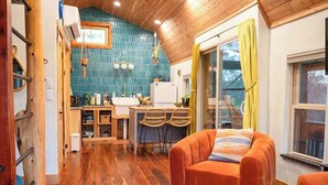 Un espacio habitable compacto con cocina, comedor y zona de estar.