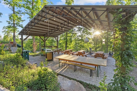 An outdoor patio with picnic tables and a covered seating area.. Chickadee: Funky Mountain Stay @ Talking Water