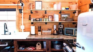 Kaffetrakter/tekoker, kjøleskap, mikrobølgeovn og ovn
