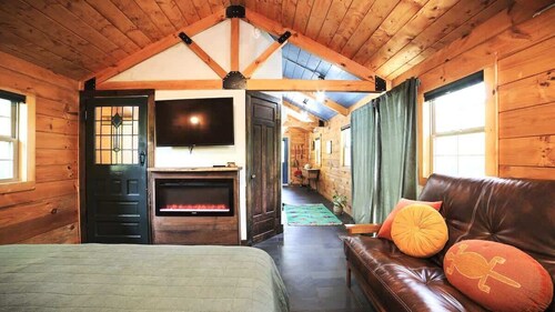 Colorful Log Cabin w Private Trails and Firepits