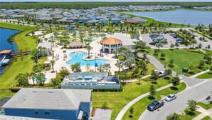 Un complexe hôtelier doté d’une piscine centrale, de plusieurs bâtiments abritant les chambres et d’un lac.