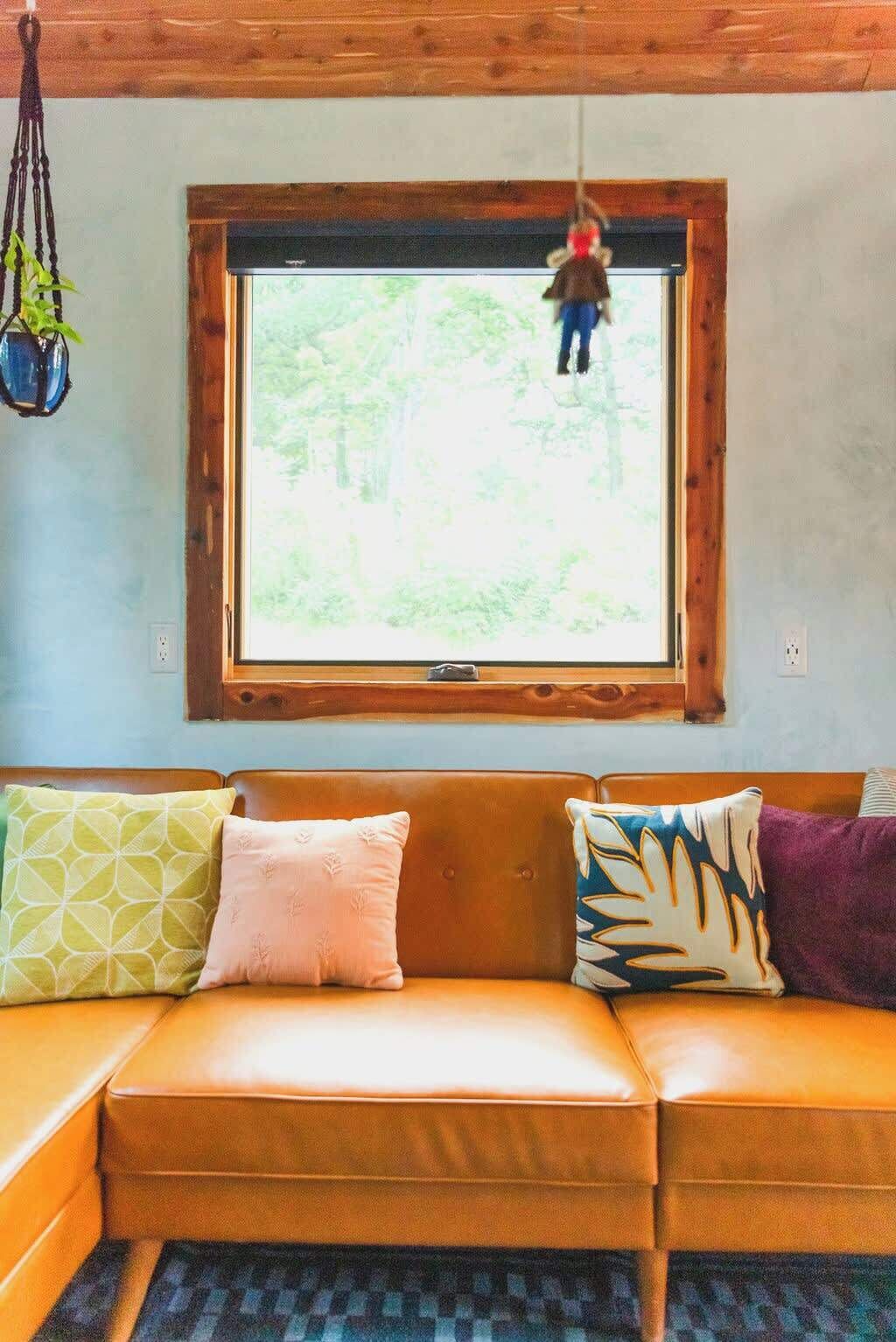 Télévision, cheminée, livres, espaces bureaux