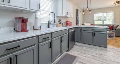 Southern Comfort Bungalow- Cozy & Close to Downtown Columbus, 7 Miles to Airport