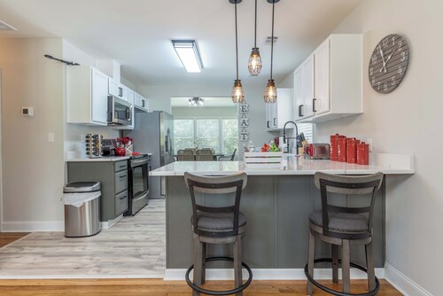 Southern Comfort Bungalow- Cozy & Close to Downtown Columbus, 7 Miles to Airport