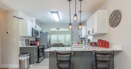 Southern Comfort Bungalow- Cozy & Close to Downtown Columbus, 7 Miles to Airport