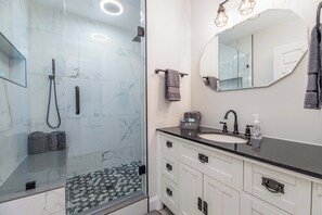 Dusche, Haartrockner, Handtücher, Seife