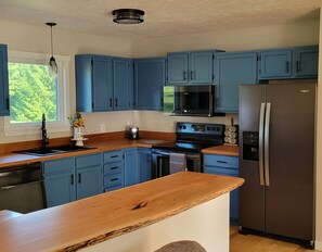 冷蔵庫、電子レンジ、オーブン、コンロ