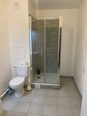 Shower, hair dryer, towels, soap - Studio Neuf Terrasse Calme Commerces RER B (Le Blanc-Mesnil)