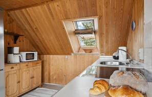 Kühlschrank, Herdplatte, Wasserkocher mit Kaffee-/Teezubehör