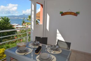 Outdoor dining - Ti'caraibes Appartement à 3 Minutes de la Plage. Superbe vue mer (Anse Mitan)