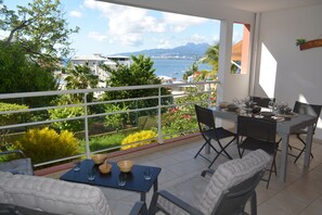Outdoor dining - Ti'caraibes Appartement à 3 Minutes de la Plage. Superbe vue mer (Anse Mitan)