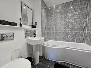 Ducha, secador de pelo, toallas, jabón