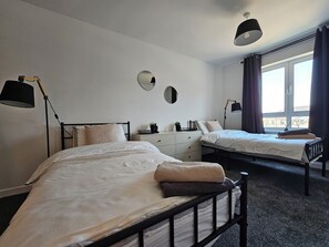 2 habitaciones, tabla de planchar con plancha, wifi y ropa de cama 