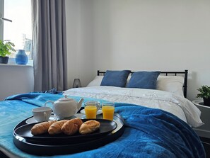 2 habitaciones, tabla de planchar con plancha, wifi y ropa de cama 