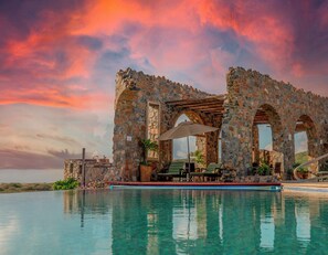 Una piscina al aire libre, una piscina climatizada