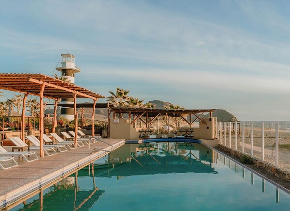 Alberca al aire libre y alberca climatizada