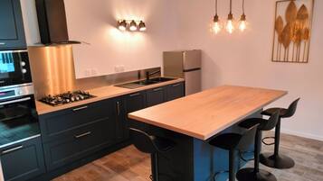 Refrigerador, microondas, horno y parrilla de estufa