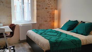 1 camera, una scrivania, insonorizzazione, ferro/asse da stiro