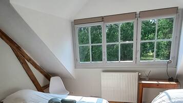 4 slaapkamers, een strijkplank/strijkijzer, reisbedje, gratis wifi