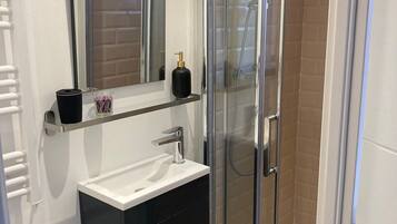 SĂšche-cheveux, serviettes fournies, savon, shampoing