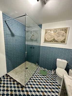 Sèche-cheveux, serviettes fournies, savon, shampoing