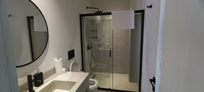 Bruser, hårtørrer, håndklæder, Sæbe