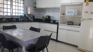 Refrigerador, parrilla de estufa, licuadora y utensilios de cocina